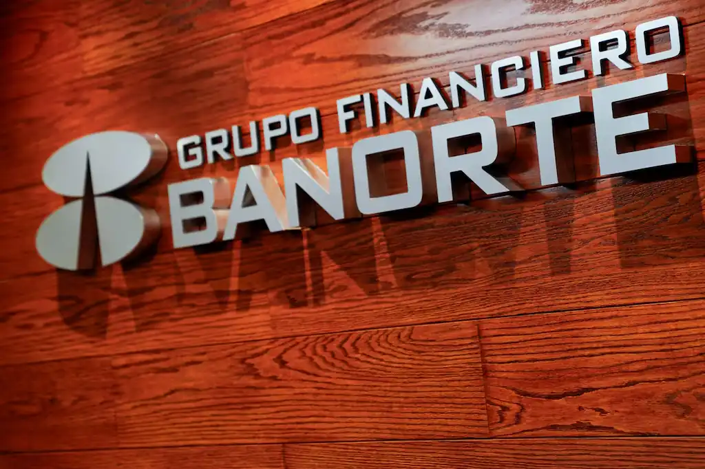 Banorte, empresa que lidera Carlos Hank González, prevé una desaceleración en su cartera de préstamos y un enfoque más austero en sus costos.