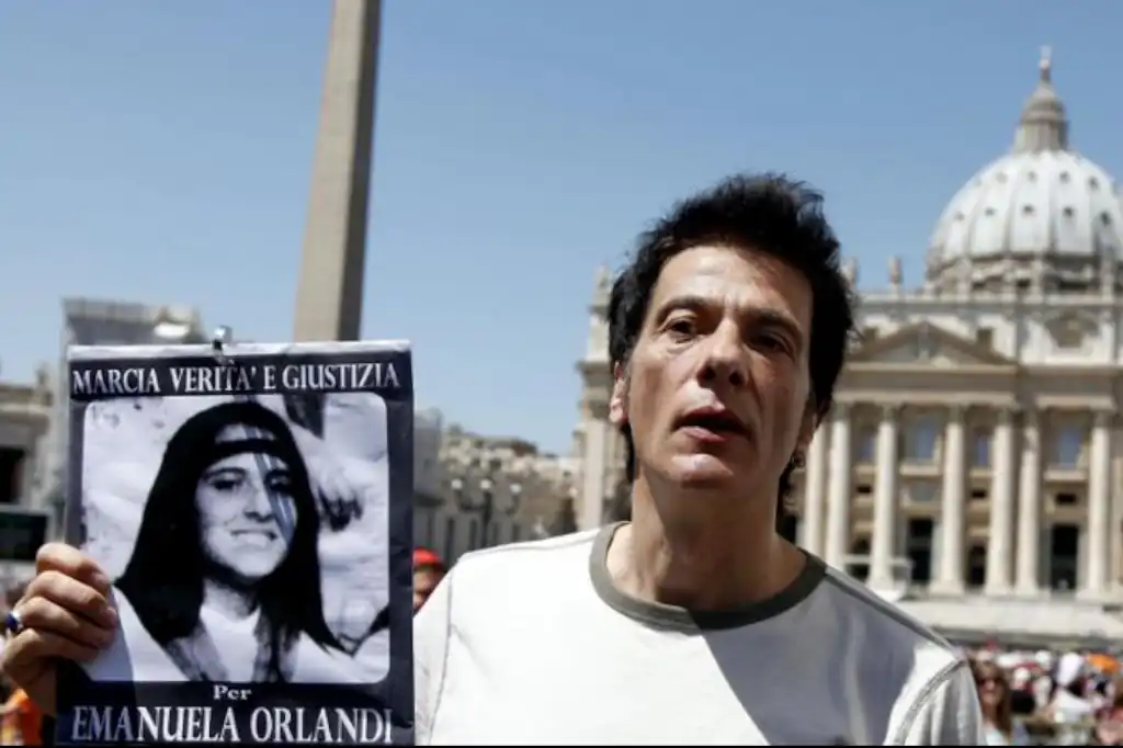 A más de cuatro décadas de la desaparición de Emanuela Orlandi, el Vaticano sigue envuelto en uno de los casos más oscuros y polémicos de su historia reciente. La joven de 15 años fue vista por última vez el 22 de junio de 1983 en Roma, luego de asistir a una clase de música. Desde entonces, su paradero sigue siendo desconocido.