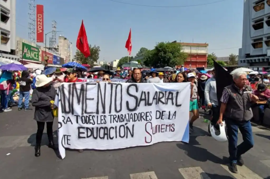 Integrantes de la Coordinadora Nacional de Trabajadores de la Educación (CNTE) marcharon en la Ciudad de México para exigir respuestas a su pliego petitorio y continuar presionando al gobierno federal.