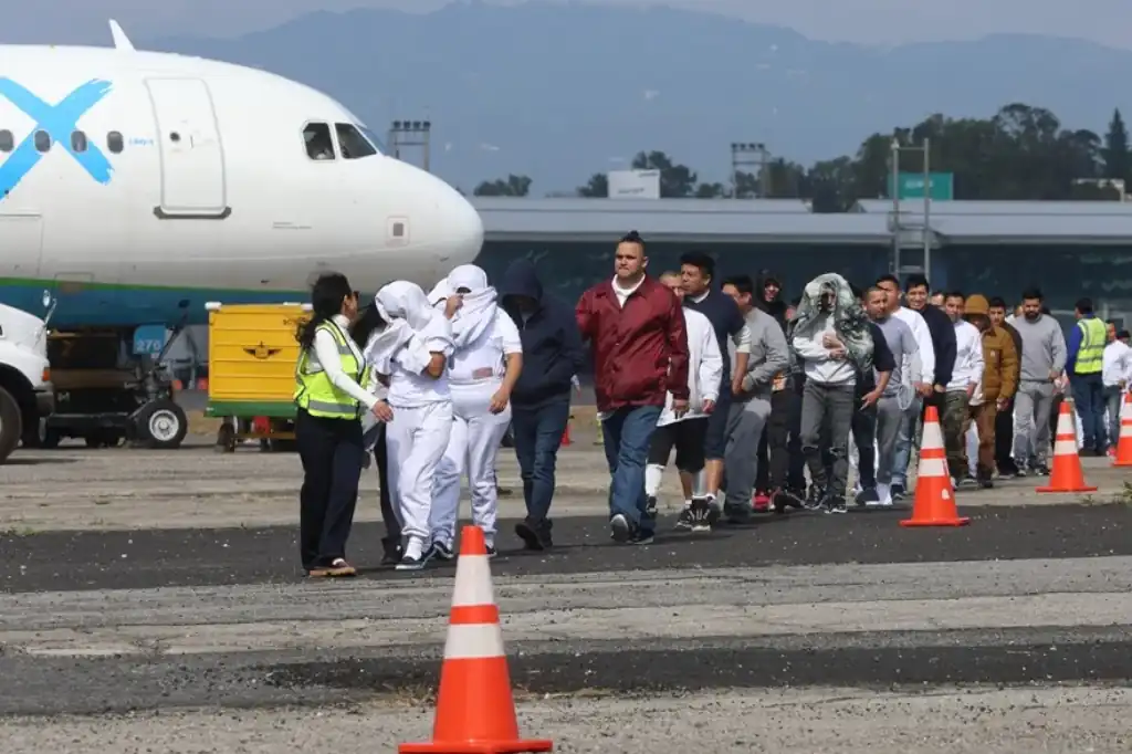 En un giro controversial dentro de su política migratoria, la administración de Donald Trump ha lanzado un programa que ofrece mil dólares y un boleto de avión gratuito a migrantes indocumentados que acepten "autodeportarse" utilizando la aplicación CBP Home.