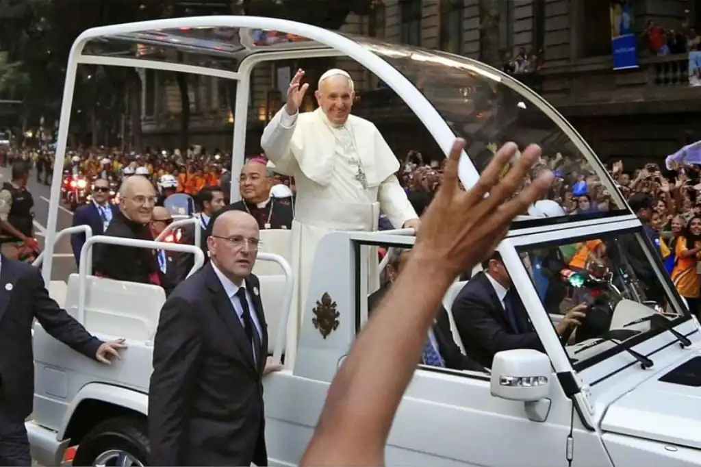El papamóvil utilizado por el papa Francisco durante su visita a Belén en 2014 será transformado en una clínica móvil para atender a niños en la Franja de Gaza, cumpliendo así el último deseo del pontífice antes de su fallecimiento el mes pasado.