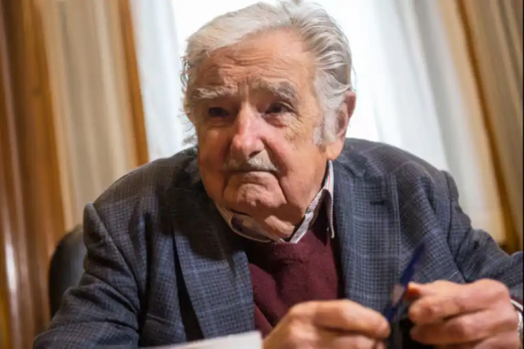 El día de ayer, el mundo recibió con pesar la noticia del fallecimiento de José "Pepe" Mujica, ex presidente de Uruguay y una de las figuras más entrañables de la izquierda latinoamericana. Su partida no solo estremeció al ámbito político, sino también al cultural, especialmente entre artistas que encontraron en él un símbolo de integridad, lucha y humanidad.
