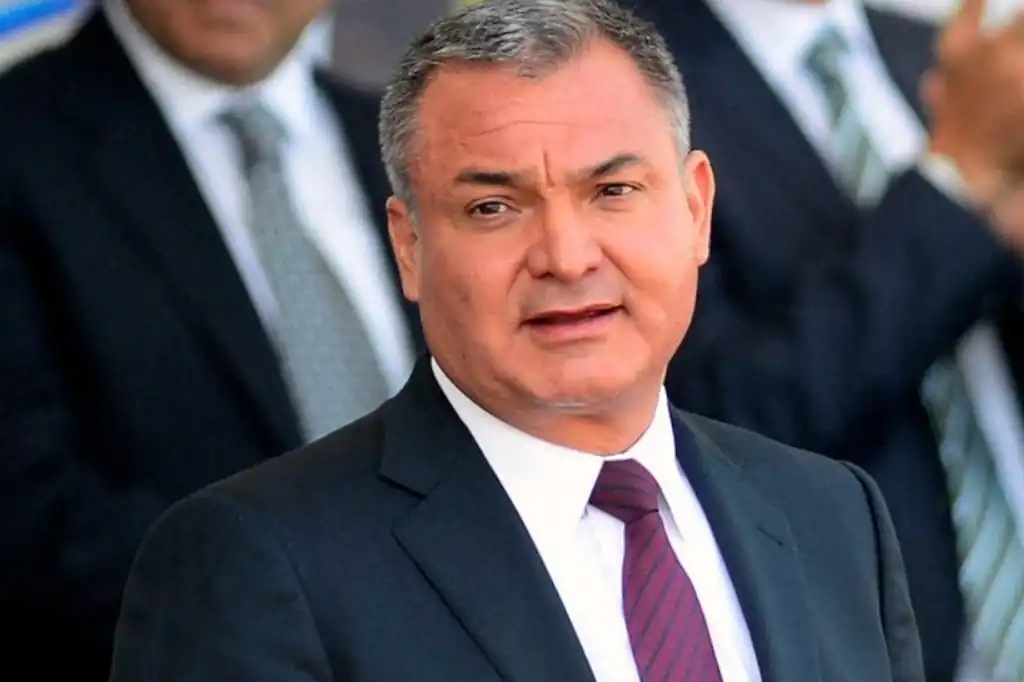 Un tribunal del condado de Miami dictó sentencia contra Genaro García Luna, ex secretario de Seguridad Pública de México, y su esposa Linda Cristina Pereyra, imponiéndoles el pago conjunto de 2 mil 488 millones de dólares al gobierno mexicano por su implicación en un esquema de corrupción y lavado de dinero.