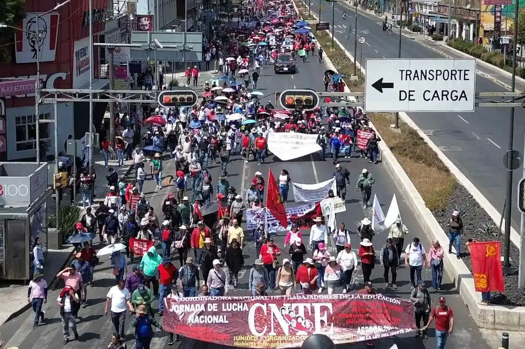 Este viernes 23 de mayo, la Coordinadora Nacional de Trabajadores de la Educación (CNTE) protagonizó una nueva jornada de protestas en la Ciudad de México, con bloqueos en vialidades clave y en la Terminal 2 del Aeropuerto Internacional de la Ciudad de México.