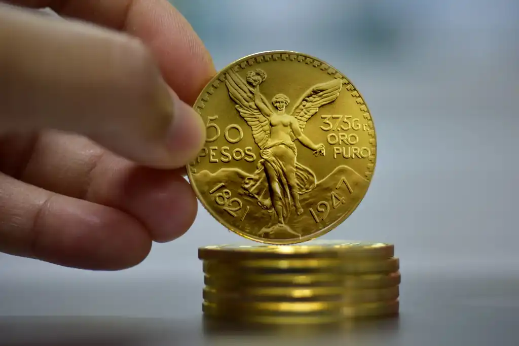 Banorte, uno de los principales bancos en México, ofrece la opción de comprar y vender monedas elaboradas en metales preciosos, entre ellas el codiciado Centenario de oro.