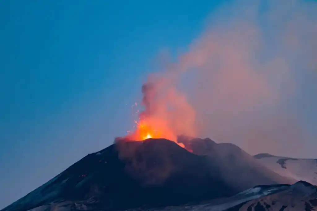 El volcán Etna, el más grande y activo de Europa, ha vuelto a rugir. Situado en la isla italiana de Sicilia, el coloso entró en erupción la madrugada del lunes, provocando temor entre los turistas que recorrían la zona.
