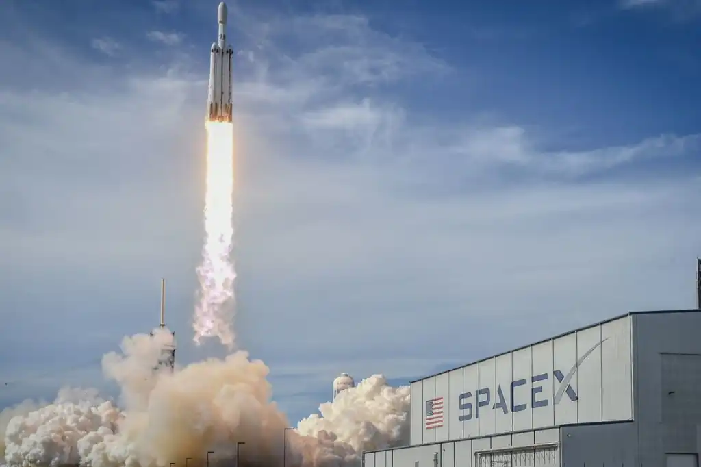Las recientes explosiones de naves espaciales de SpaceX han generado preocupación en Tamaulipas, luego de que fragmentos de cohetes cayeran en territorio mexicano, particularmente en el ejido La Burrita, en Matamoros, a tan solo 1.5 kilómetros de la base de lanzamientos en Boca Chica, Texas.