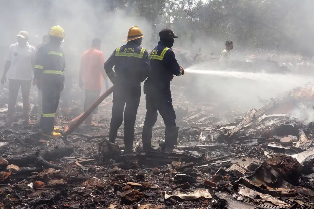 Una tragedia conmocionó a India este jueves cuando un avión Boeing 787 de la aerolínea Air India, con 242 personas a bordo, se estrelló poco después de despegar del aeropuerto de Ahmedabad, en el estado de Gujarat, con destino a Londres-Gatwick.