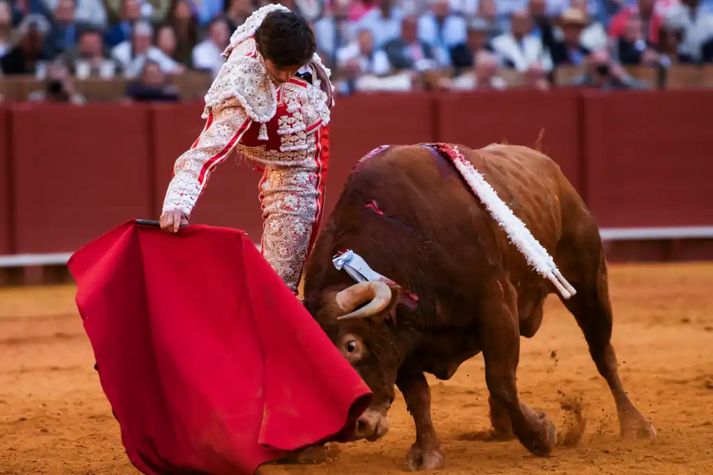 Miles de personas se manifestaron este jueves en el Centro Histórico de la Ciudad de México para exigir la protección de tradiciones como la tauromaquia, la charrería y los palenques, luego de reformas que limitan severamente estos espectáculos.