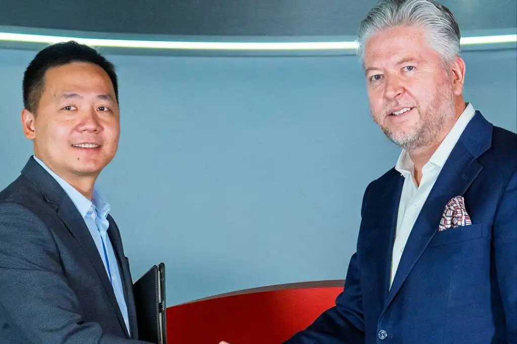 El banco liderado por el empresario Carlos Hank González, Banorte y la automotriz china Jetour Soueast anunciaron una alianza estratégica para impulsar la comercialización de vehículos en México, convirtiendo al banco mexicano en la financiera oficial de la marca asiática.