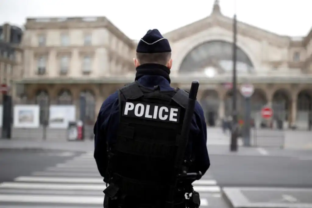 La policía detuvo en Saint-Etienne, Francia, a un joven de 18 años identificado como Timothy G., acusado de planear un atentado contra mujeres, motivado por la ideología misógina del movimiento "incel".