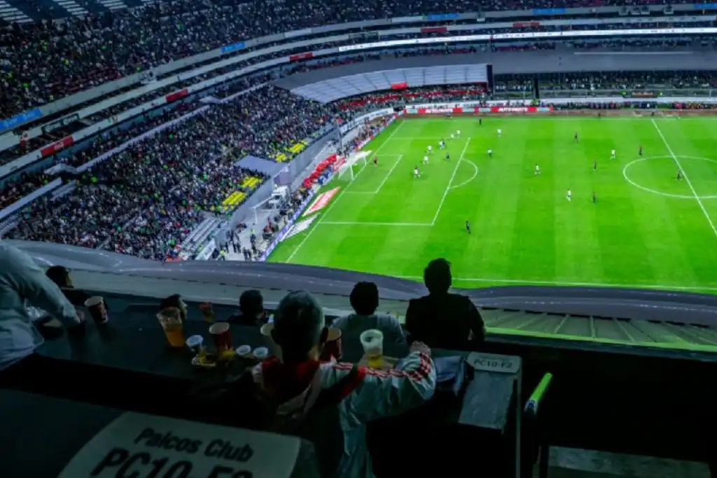 Con el Mundial de 2026 cada vez más cerca, la venta de palcos en el Estadio Banorte (antes Estadio Azteca) ha generado revuelo en el mundo deportivo y legal. Una empresa inmobiliaria lanzó al mercado exclusivos espacios de hospitalidad por 15.5 millones de pesos, cada uno con capacidad para 12 personas.
