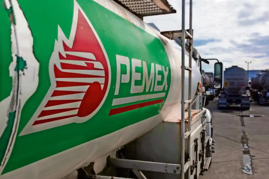 Petróleos Mexicanos (Pemex) mantiene una deuda cercana a los 700 millones de dólares con Grupo Carso, propiedad del empresario Carlos Slim, según reveló Arturo Spínola García, director de Finanzas y Administración de Carso Infraestructura, Construcción y Grupo Condumex.