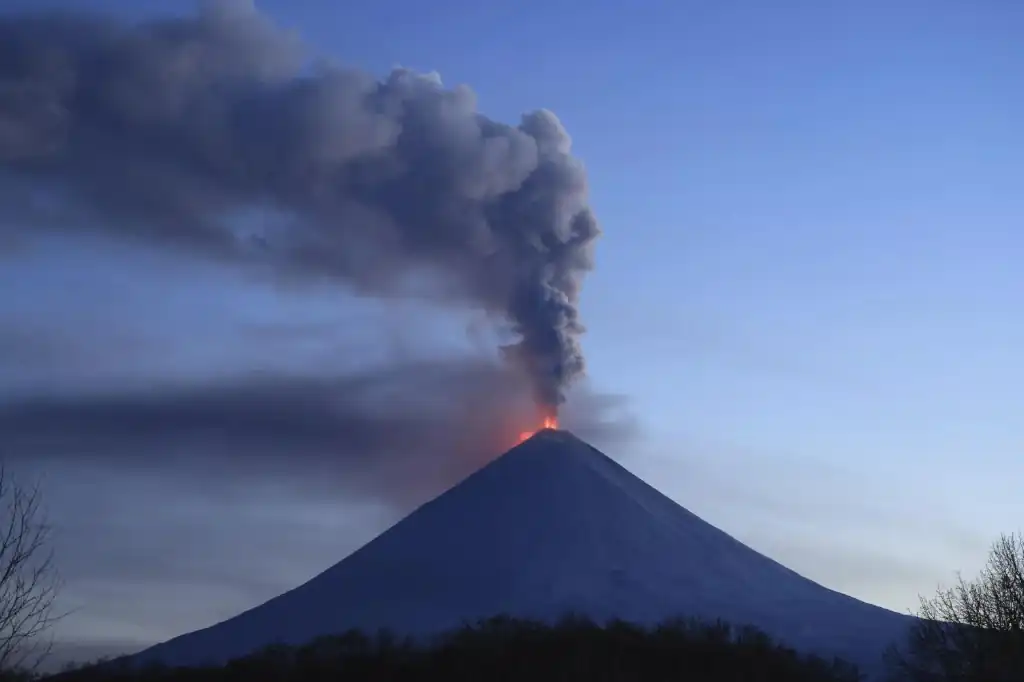 Un poderoso terremoto de magnitud 8.8, el más fuerte en la región desde 1952, sacudió la zona y desencadenó la erupción del volcán Kliuchevskói, el más alto y activo de Eurasia.