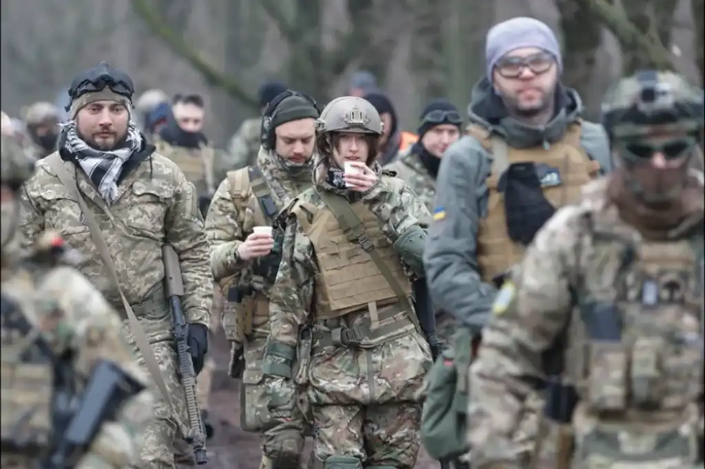 Un sitio web identificado como joinuarmy.org está convocando a voluntarios extranjeros, incluidos mexicanos, a sumarse al Ejército de Ucrania en plena guerra con Rusia.