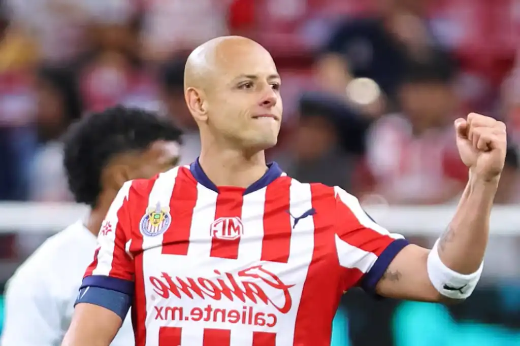 La Federación Mexicana de Fútbol (FMF) sancionó económicamente y emitió un apercibimiento contra Javier “Chicharito” Hernández, delantero de las Chivas de Guadalajara y máximo goleador histórico de la selección mexicana, debido a sus declaraciones que promueven estereotipos sexistas.
