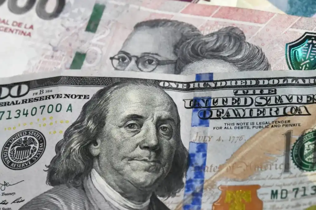 El banco Banorte anticipa que el tipo de cambio del dólar estadounidense podría alcanzar un piso de 18 pesos durante los próximos meses, impulsado por una prolongada debilidad de la divisa estadounidense.