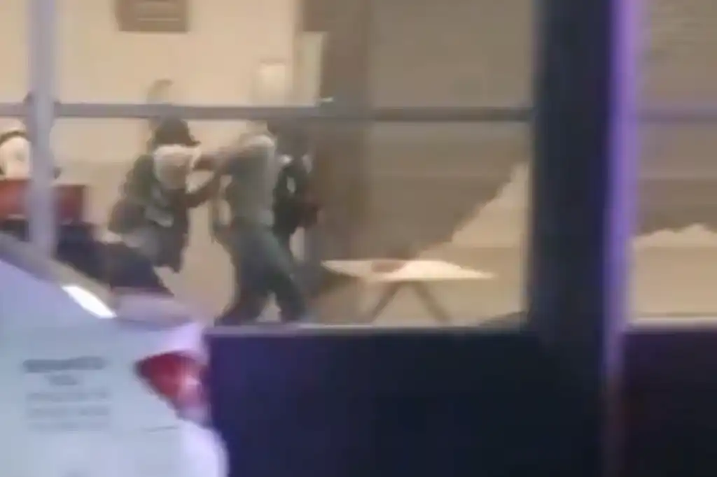 Un hombre provocó pánico este fin de semana al intentar prenderse fuego dentro de la tienda departamental Sam’s Club, ubicada en la avenida Vicente Guerrero de Cuernavaca, tras una discusión con su novia. El incidente obligó a evacuar a los compradores y cerrar temporalmente las instalaciones.