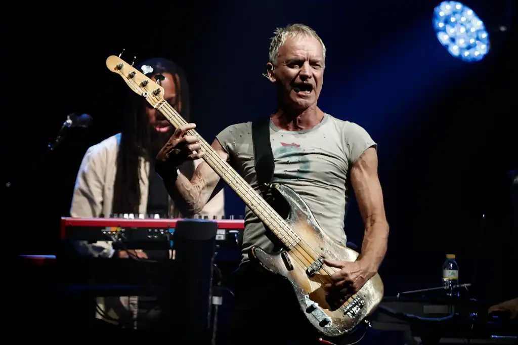 El icónico músico británico Sting se encuentra en el centro de una polémica legal luego de que sus excompañeros de The Police, Andy Summers y Stewart Copeland, presentaran una demanda en su contra por supuestas regalías perdidas.
