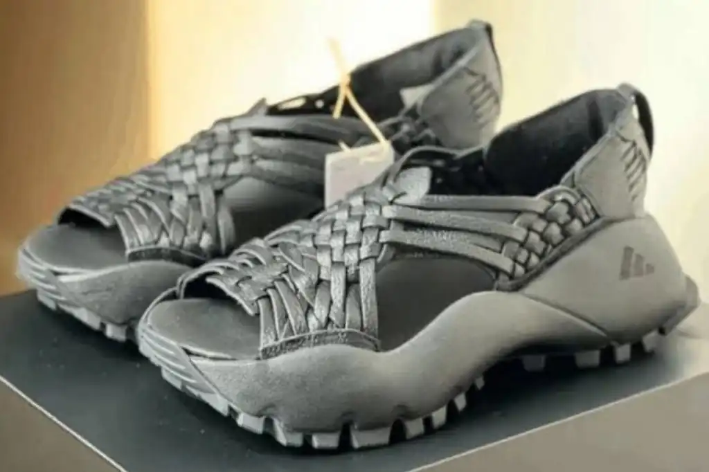 La comunidad de huaracheros de Yalálag, se prepara para recibir este jueves a representantes de Adidas, quienes ofrecerán una disculpa pública por el uso no autorizado del diseño del huarache tradicional de la región en un modelo comercializado como “Oaxaca Slip On” por el diseñador Willy Chavarría.