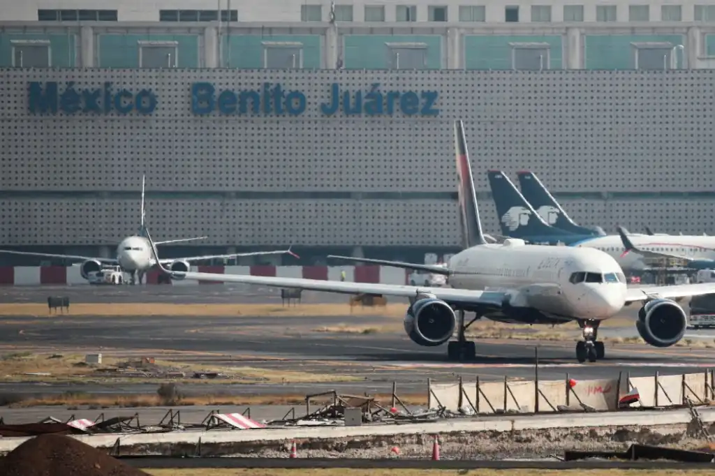 La presidenta Claudia Sheinbaum informó que un rayo impactó la torre de control del Aeropuerto Internacional de la Ciudad de México (AICM), obligando a detener momentáneamente las operaciones en el principal aeropuerto del país.