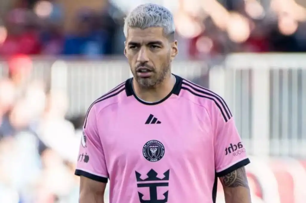 Luis Suárez genera polémica tras escupitajo a miembro del Seattle Sounders.