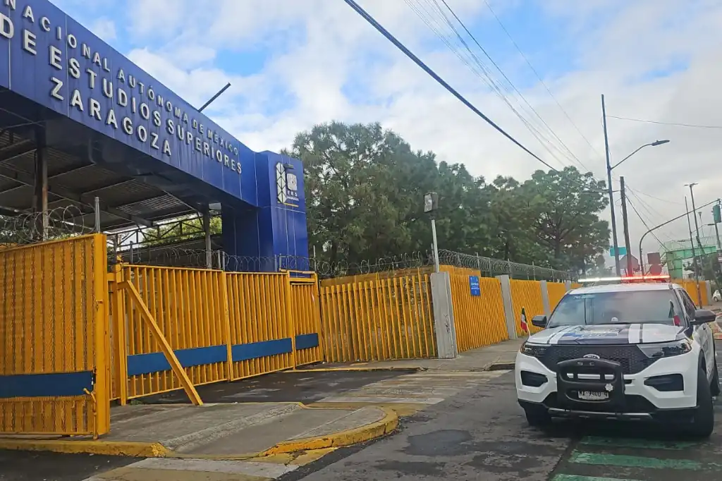 La Facultad de Estudios Superiores (FES) Zaragoza, perteneciente a la Universidad Nacional Autónoma de México (UNAM), suspendió sus actividades académicas este miércoles 17 de septiembre tras recibir una amenaza anónima sobre “artefactos que podrían dañar a integrantes de la comunidad”.