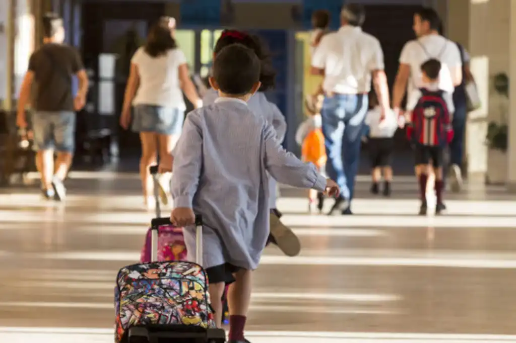 Sheinbaum presume becas en su primer informe, pero deserción escolar alcanza casi un millón de alumnos.