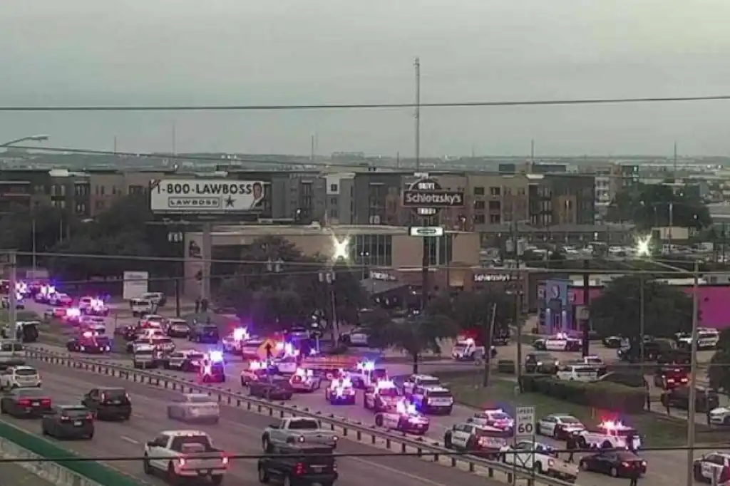 Dos inmigrantes fallecieron y otro resultó gravemente herido este miércoles tras un tiroteo en una oficina del Servicio de Inmigración y Control de Aduanas (ICE) en Dallas, informó el Departamento de Seguridad Nacional.