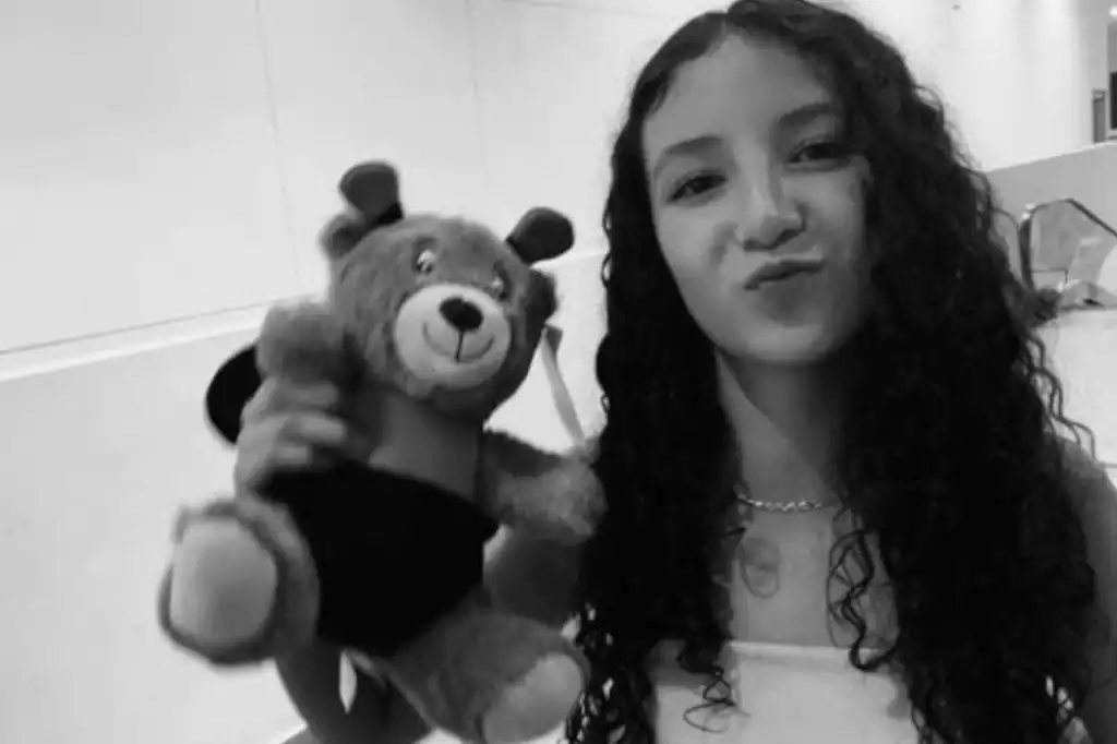 Durango se encuentra conmocionada por la trágica muerte de Paloma Nicole, una adolescente de 14 años cuyo fallecimiento tras una cirugía estética ha desatado investigaciones y polémica en la ciudad.