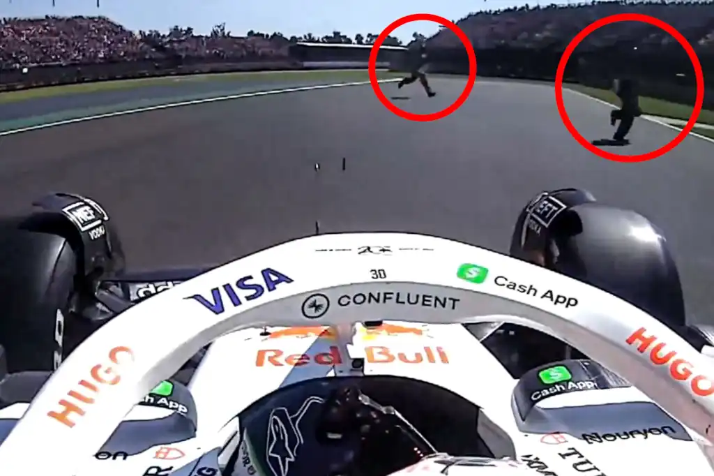 El Gran Premio de México 2025 de Fórmula 1 dejó un momento de alto riesgo cuando Liam Lawson, piloto de Racing Bulls, casi colisiona con dos comisarios que ingresaron a la pista en plena carrera.