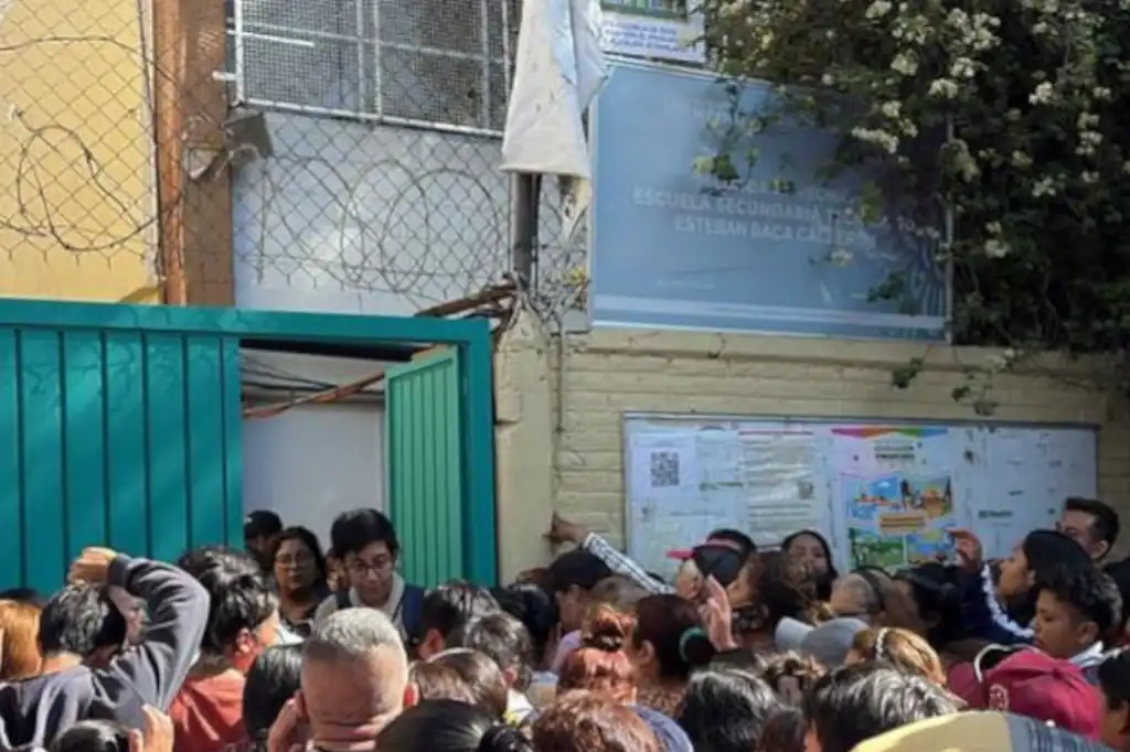 La comunidad escolar de la Secundaria Técnica No. 70 "Esteban Vaca Calderón", ubicada en la colonia Santa Marta Acatitla, Iztapalapa, vivió momentos de alarma este miércoles tras el fallecimiento de un alumno de segundo grado.