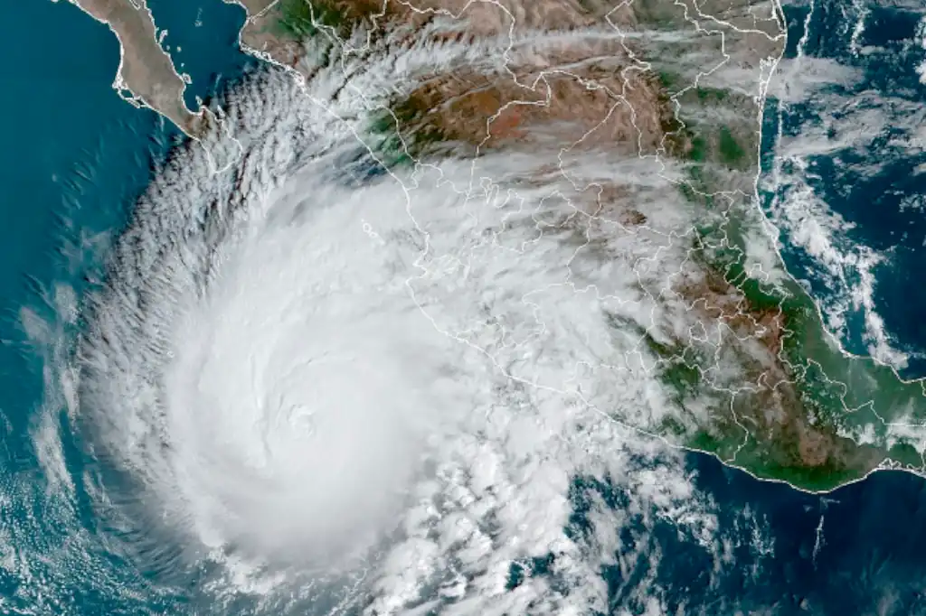 El Servicio Meteorológico Nacional (SMN) confirmó hoy la formación del ciclón tropical Raymond en el Océano Pacífico, frente a las costas del sur de México, y alertó sobre posibles afectaciones en los estados de Guerrero, Oaxaca y Jalisco.