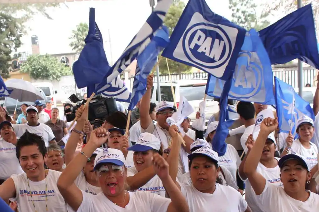 PAN reinventa su imagen y toma distancia del PRI para atraer a jóvenes.