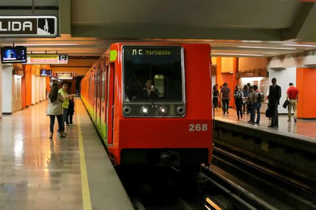 Un adulto mayor falleció la mañana de este lunes 8 de diciembre en la estación Chabacano de la Línea 2 del Sistema de Transporte Colectivo (STC) Metro en la Ciudad de México, luego de desvanecerse en el andén.