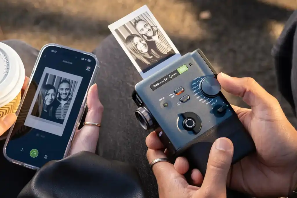 Fujifilm revoluciona la fotografía instantánea con su nueva Instax mini Evo Cinema.