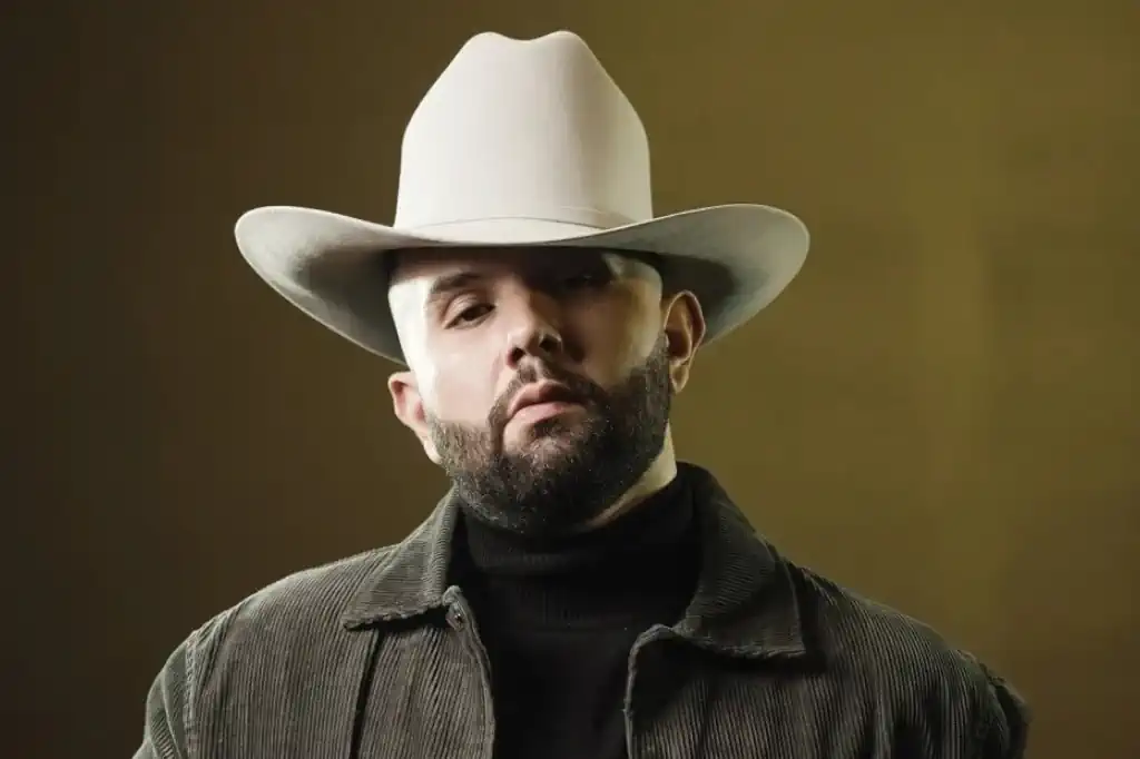 Carin León es diagnosticado con Dengue y reprograma conciertos.