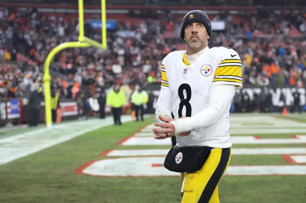 Aaron Rodgers enfría rumores y mantiene en suspenso su futuro con Steelers.
