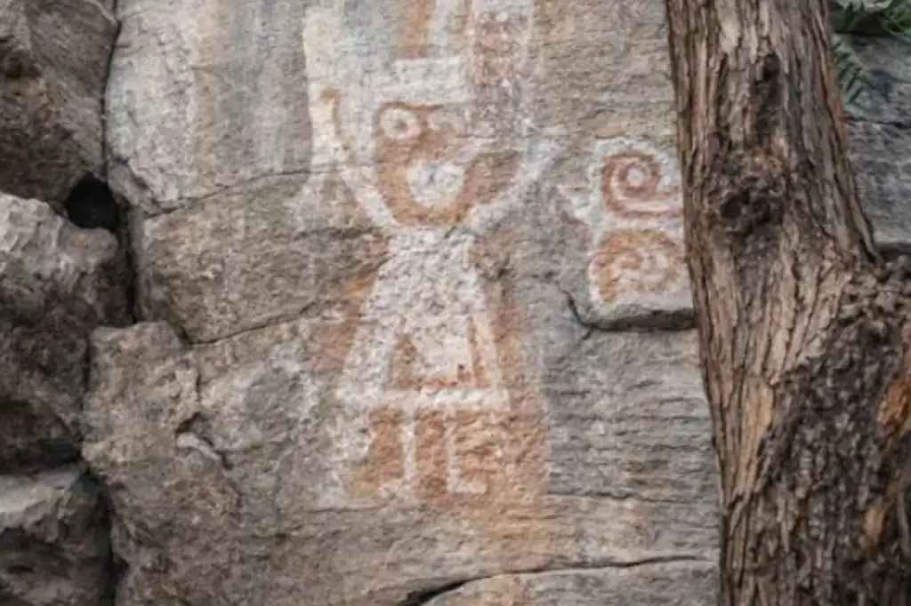 Hallazgo de arte rupestre de más de 4 mil años modifica trazo del tren México–Querétaro