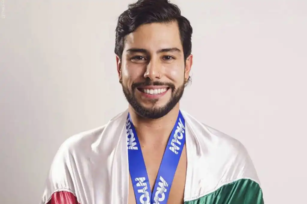 El nadador mexicano David Olvera, completa exigente travesía entre Cozumel y Cancún