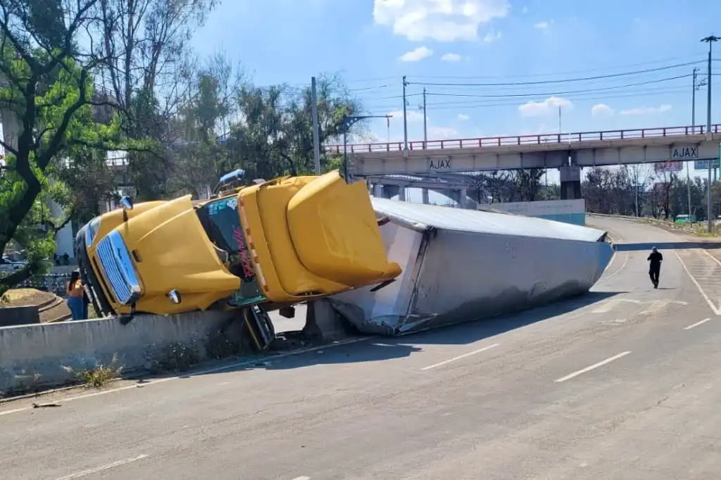 Vuelca tráiler en el puente de La Concordia y paraliza vialidad en Iztapalapa