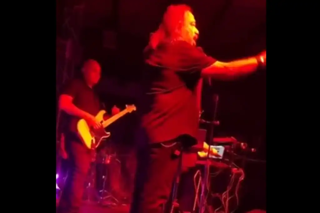 Vocalista de Los Acosta ofrece disculpas tras expulsar a fanático en pleno concierto