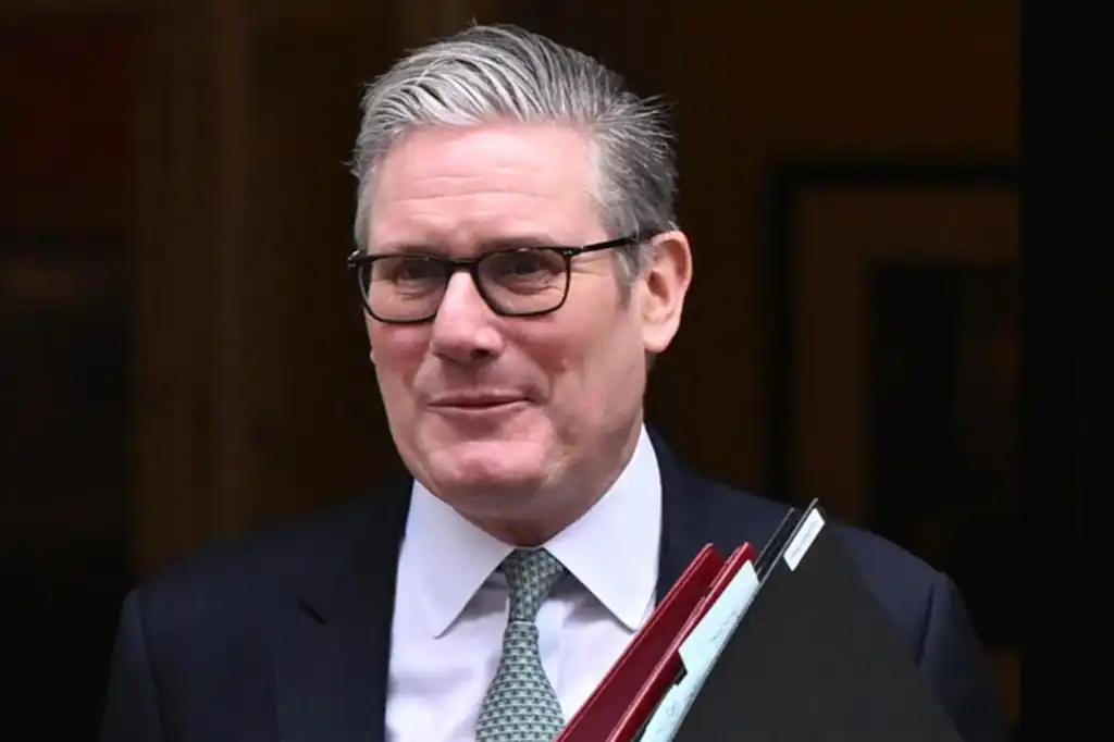 El primer ministro del Reino Unido, Keir Starmer, anuncia su dimisión
