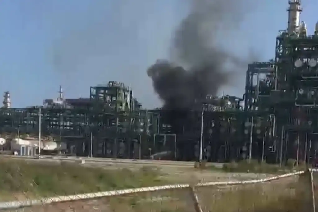 Fuga en bomba de carga provoca incendio en Refinería Olmeca; Pemex descarta riesgos