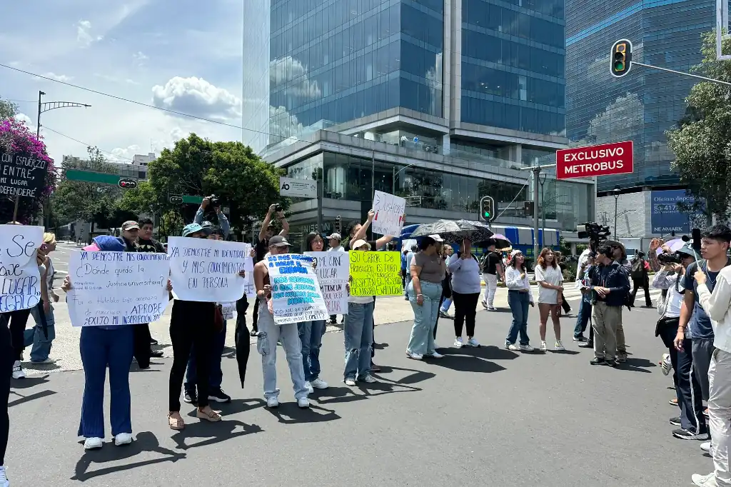 Aspirantes de la UNAM bloquean Insurgentes Sur para rechazar examen de control