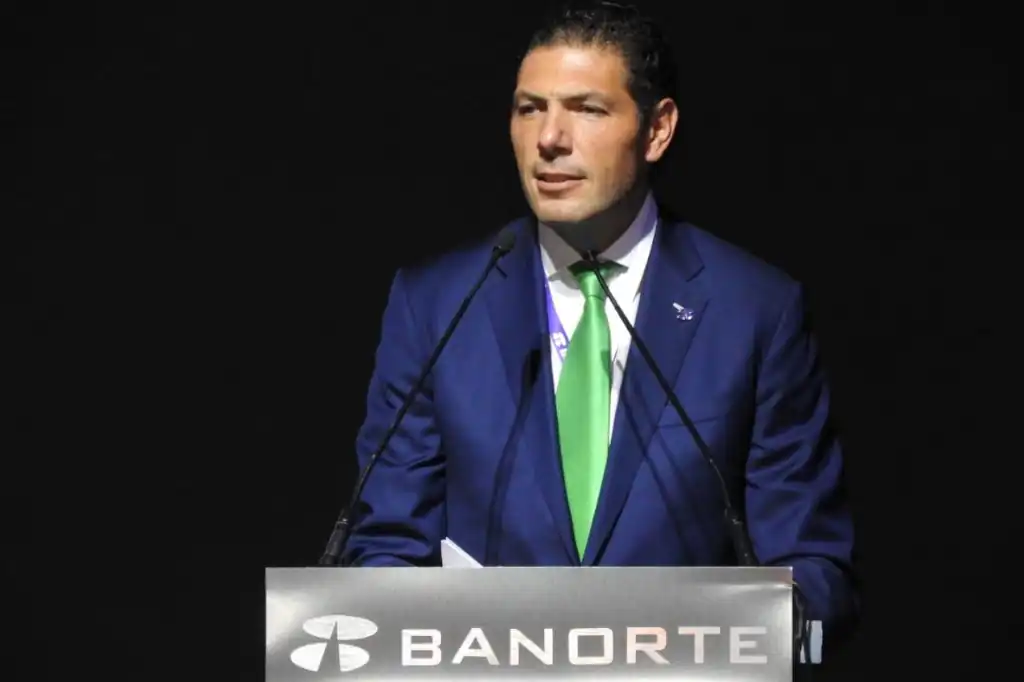 Carlos Hank González recibe reconocimiento de Extel por liderazgo en Banorte