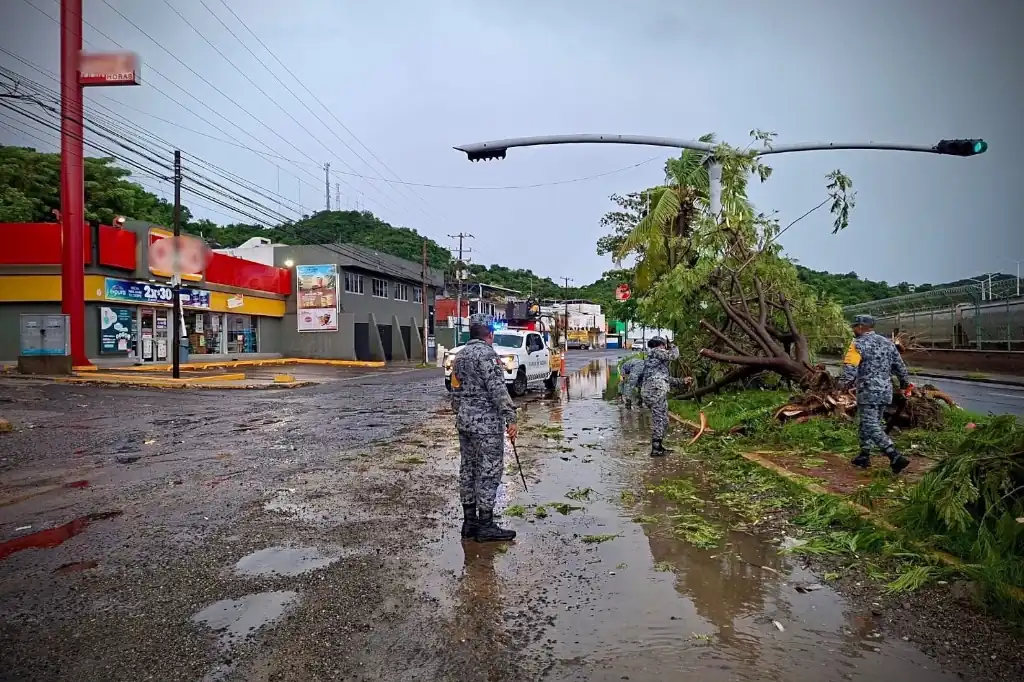Huracán Simón mantiene categoría 3 y apunta a Mazatlán para el jueves