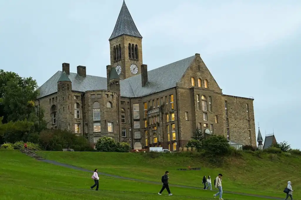 Universidad de Cornell enfrenta una crisis por su gestión de un caso de violencia sexual